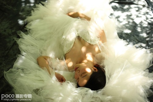 假期拍攝小(xiǎo)貼士 利用(yòng)眩光照出森林系人像